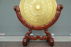 Mặt Trống Đồng Đúc Kèm Đế Gỗ - Đường Kính 80cm Dát Vàng