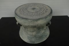 Trống Đồng Đông Sơn Đồng Đỏ Đường Kính 36cm Màu Giả Cổ - Hoa Văn Ngọc Lũ Họa Tiết Chìm