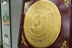 Tranh Trống Đồng Dát Vàng Kích Thước 127 x127  Cm Khung Vuông Đục Hoa Văn - Mặt Đúc