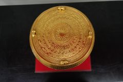 Trống Đồng vàng  Đường Kính 30Cm - Dát Vàng 18K - Chất Liệu Đồng Vàng