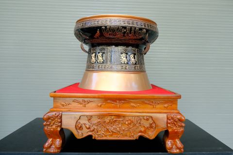 Trống Đồng Đông Sơn Đồng Đỏ Đường Kính 60cm + Đế Hộp Kính - Hoa Văn Ngọc Lũ Họa Tiết Nổi