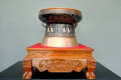 Trống Đồng Đông Sơn Đồng Đỏ Đường Kính 60cm + Đế Hộp Kính - Hoa Văn Ngọc Lũ Họa Tiết Nổi