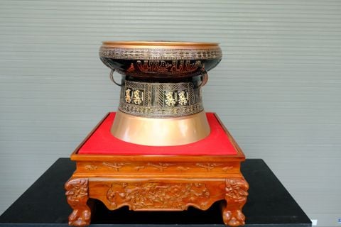 Trống Đồng Đông Sơn Đồng Đỏ Đường Kính 68cm + Đế Hộp Kính - Hoa Văn Ngọc Lũ Họa Tiết Nổi