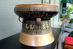 Trống Đồng Đông Sơn Đồng Đỏ Đường Kính 40cm + Đế Hộp Kính - Hoa Văn Ngọc Lũ Họa Tiết Nổi