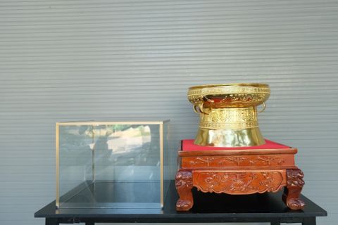Trống Đồng Đông Sơn Đồng Đỏ Đường Kính 40cm + Đế Hộp Kính - Hoa Văn Ngọc Lũ Họa Tiết Nổi Dát Vàng