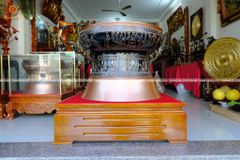 Trống Đồng Đông Sơn Đồng Đỏ Đường Kính 90cm + Đế Hộp Kính - Hoa Văn Ngọc Lũ Họa Tiết Nổi