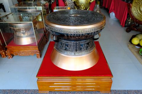 Trống Đồng Đông Sơn Đồng Đỏ Đường Kính 90cm + Đế Hộp Kính - Hoa Văn Ngọc Lũ Họa Tiết Nổi