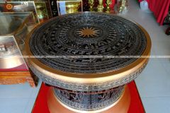 Trống Đồng Đông Sơn Đồng Đỏ Đường Kính 90cm + Đế Hộp Kính - Hoa Văn Ngọc Lũ Họa Tiết Nổi