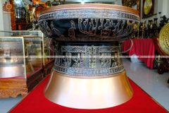 Trống Đồng Đông Sơn Đồng Đỏ Đường Kính 80cm + Đế Hộp Kính - Hoa Văn Ngọc Lũ Họa Tiết Nổi
