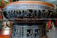 Trống Đồng Đông Sơn Đồng Đỏ Đường Kính 90cm + Đế Hộp Kính - Hoa Văn Ngọc Lũ Họa Tiết Nổi