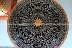 Trống Đồng Đông Sơn Đồng Đỏ Đường Kính 80cm + Đế Hộp Kính - Hoa Văn Ngọc Lũ Họa Tiết Nổi