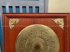Tranh Trống Đồng Mặt Trống Khung Gỗ Hương Dát Vàng Kích Thước 90*90 Cm Khung Vuông