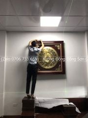 Tranh Trống Đồng Dát Vàng Vẽ Nền Đen Kích Thước 90*90 Cm Khung Vuông