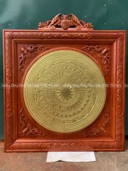 Tranh Trống Đồng Ngũ Phúc Mặt Đúc Dát Vàng Khung Gỗ Hương Đỏ Kích Thước 90*90 Cm Khung Vuông