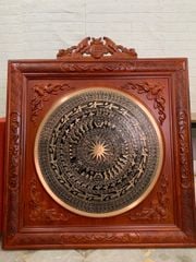 Tranh Trống Đồng Ngũ Phúc Mặt Đúc Khung Gỗ Hương Đỏ Kích Thước 80*80 Cm Khung Vuông