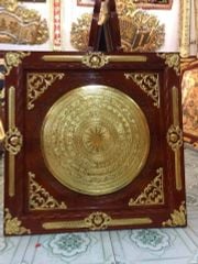Tranh Trống Đồng Mặt Gò Khung Gỗ Sồi Dát vàng Kích Thước 90*90 Cm Khung Vuông