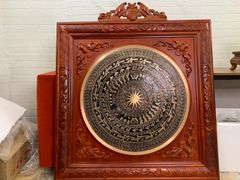 Tranh Trống Đồng Ngũ Phúc Mặt Đúc Khung Gỗ Hương Đỏ Kích Thước 90*90 Cm Khung Vuông