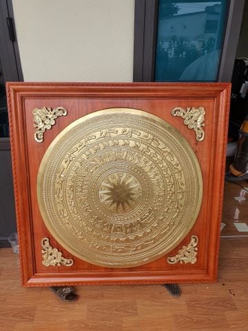 Tranh Trống Đồng Mặt Gò Khung Gỗ Sồi Kích Thước 80*80 Cm Khung Vuông