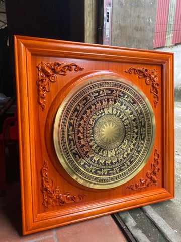 Tranh Trống Đồng Mặt CNC Khung Gỗ Hương Đỏ Kích Thước 90*90 Cm Khung Vuông