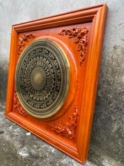 Tranh Trống Đồng Mặt CNC Khung Gỗ Hương Đỏ Kích Thước 90*90 Cm Khung Vuông