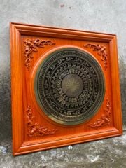 Tranh Trống Đồng Mặt CNC Khung Gỗ Hương Đỏ Kích Thước 90*90 Cm Khung Vuông