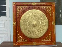Tranh Trống Đồng Mặt Trống Thúc Tay Khung Gỗ Hương Dát Vàng Kích Thước 90*90 Cm Khung Vuông