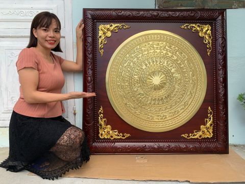 Tranh Trống Đồng Mặt Trống Khung Gỗ Hương Dát Vàng 18k Kích Thước 115*115 Cm Khung Vuông