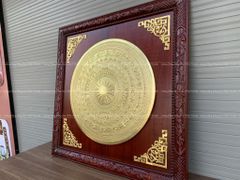Tranh Trống Đồng Dát Vàng Kích Thước 90*90 Cm Khung Vuông Đục Hoa Văn