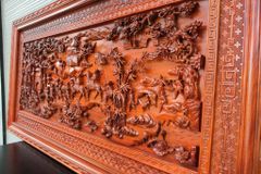 Tranh Gỗ Vinh Quy Bái Tổ gỗ Hương Đỏ Nam Phi kích thước 2m17*107 khung 7 ván 5