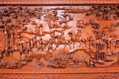 Tranh Gỗ Vinh Quy Bái Tổ gỗ Hương Đỏ Nam Phi kích thước 2m17*107 khung 7 ván 5