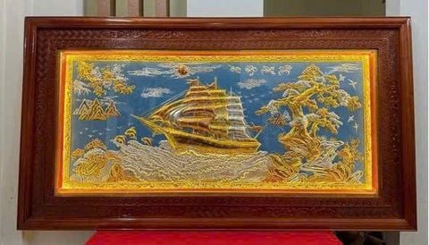 Tranh đồng Tranh Thuận Buồm Xuôi Gió Nền Xanh Dát Tam Khí Kích Thước 243 x 133 - Khung Đục Triện Hoa Văn.