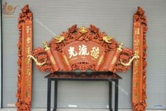 Cuốn Thư Câu Đối Gỗ Hương Đỏ- Kích Thước 197 Dát Vàng 18k