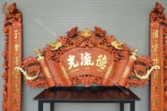 Cuốn Thư Câu Đối Gỗ Hương Đỏ- Kích Thước 197 Dát Vàng 18k