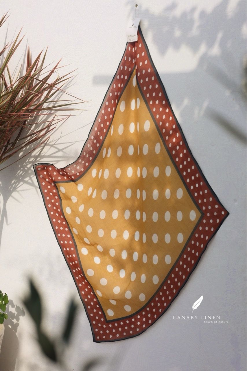  Clara Scarf - Chấm bi nền vàng 