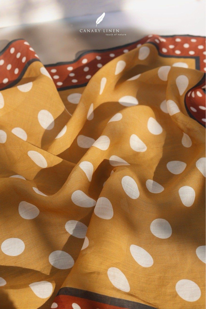  Clara Scarf - Chấm bi nền vàng 