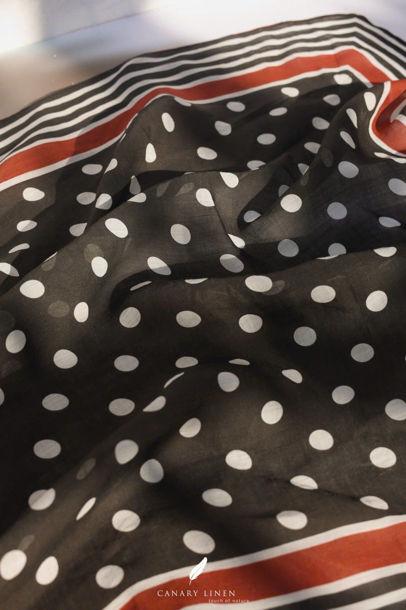  Clara Scarf - Chấm bi nền đen 