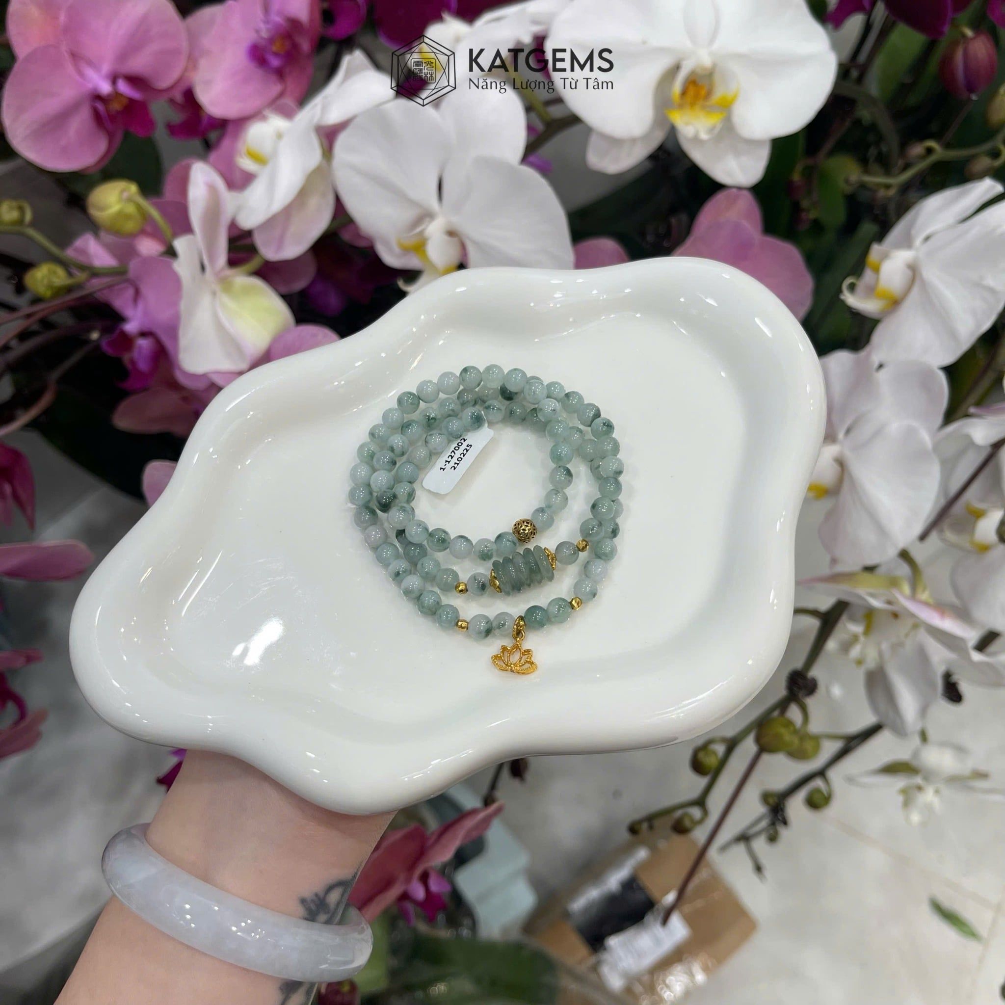  Vòng Chuỗi Ngọc Phỉ Thúy Hoa Bay 5.5ly Mix Ngũ Điếu, Bi Kim Tiền Và Hoa Sen Vàng Trang Sức (Không Kén Mệnh) 1-127002 