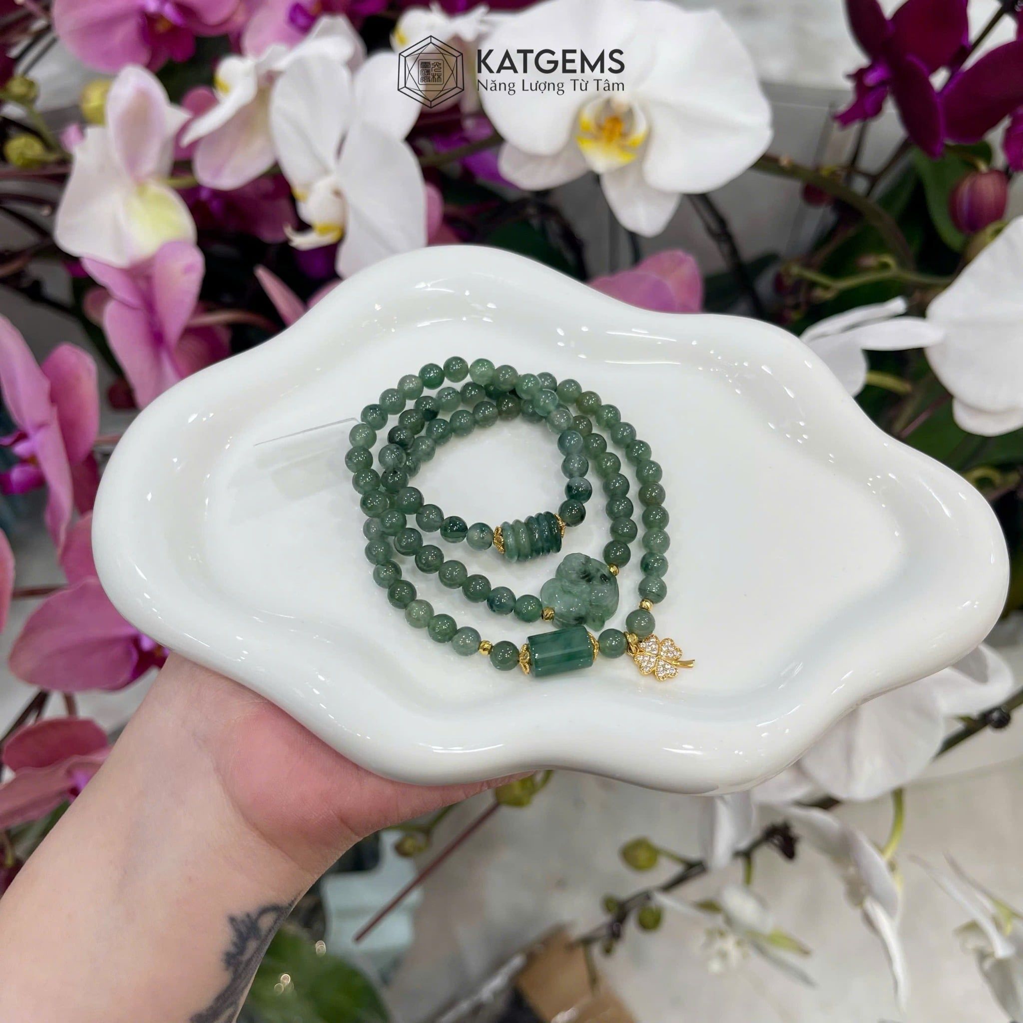  Vòng Chuỗi Ngọc Phỉ Thúy Hoa Bay 5.8ly Mix Ngũ Điếu, Hồ Ly Phượng, Lu Thống Và Cỏ Bốn Lá Nạm Đá Vàng Trang Sức (Không Kén Mệnh) 127011 