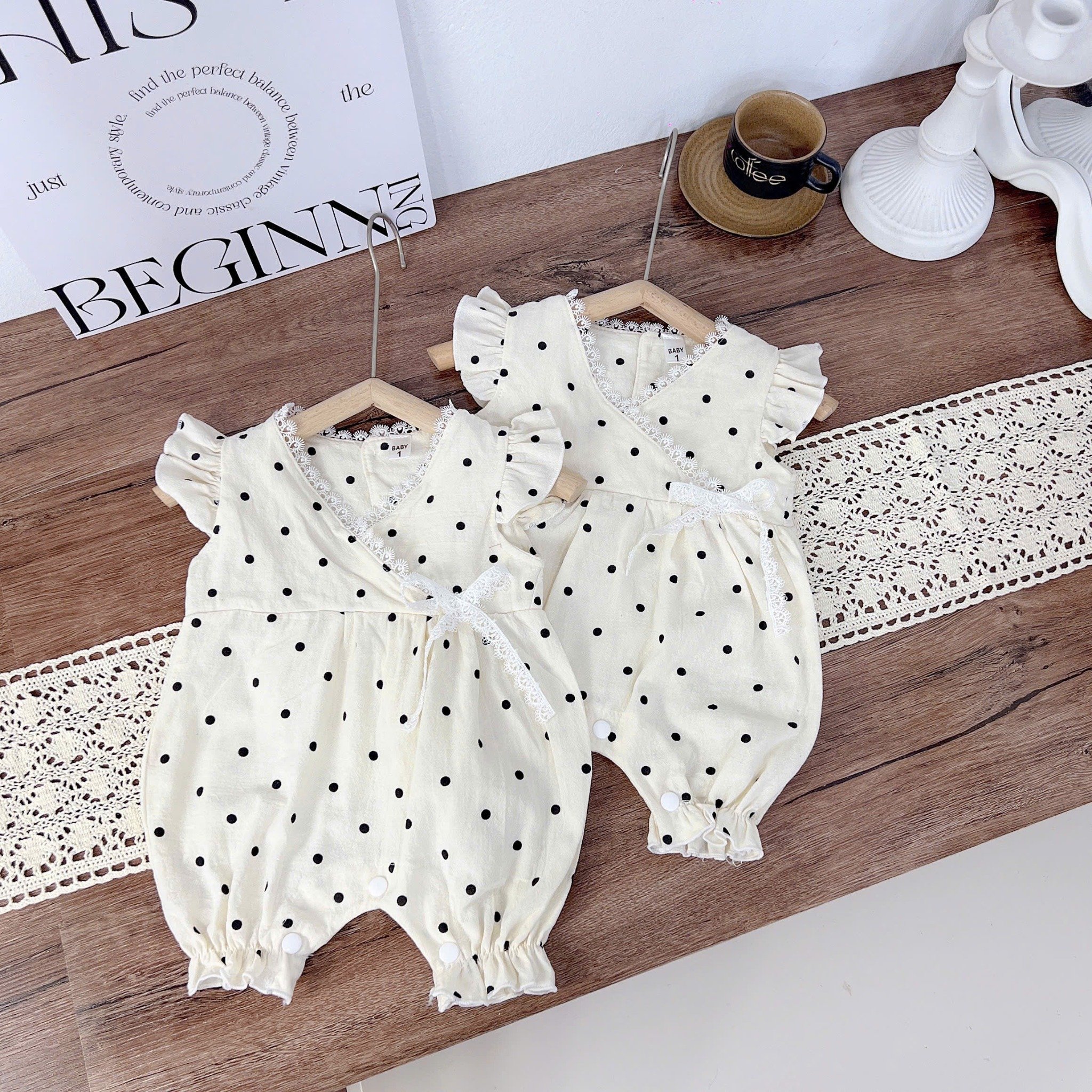 Body Cộc OT Chắm Bi Trắng Đen