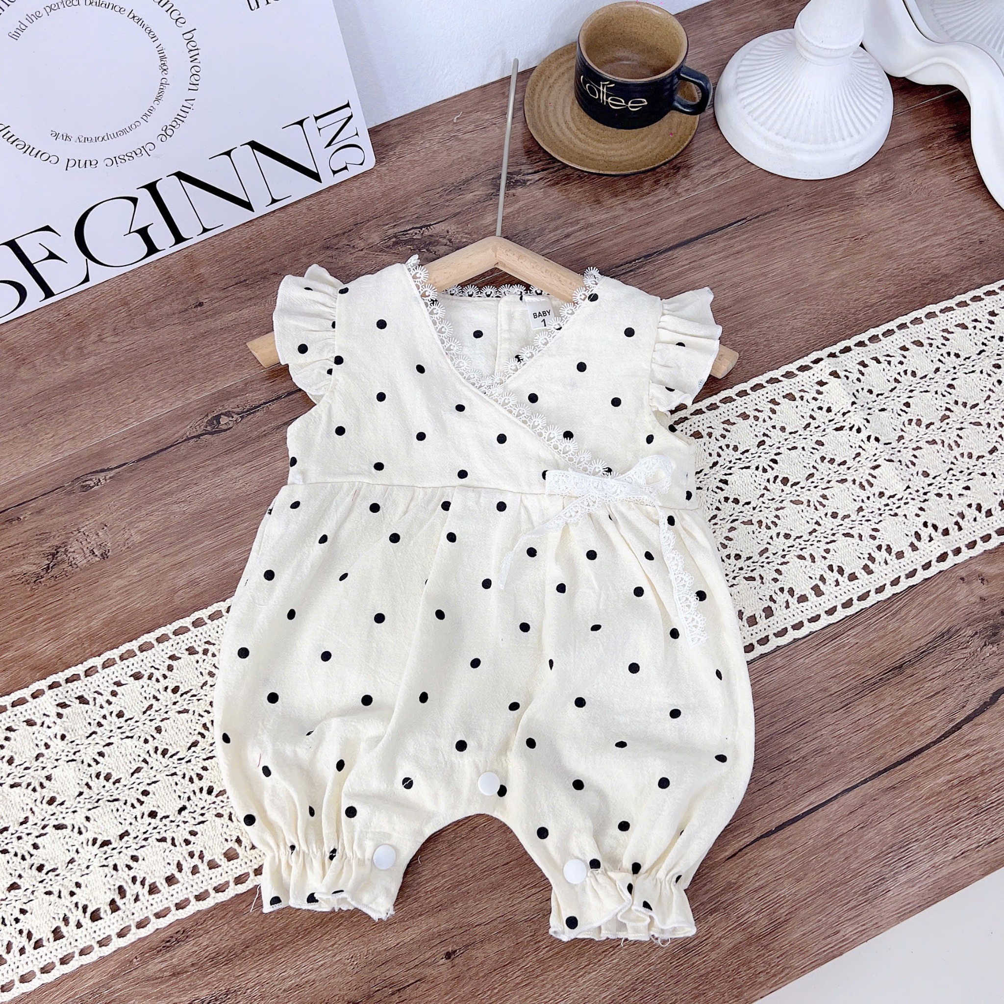 Body Cộc OT Chắm Bi Trắng Đen