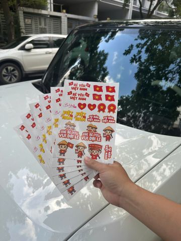 Sticker Em Bé Yêu Nước