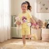 (H5) Bộ Bé Gái Tay Ngắn Quần Đùi Hình Cô Gái Nơ Hồng (30-55kg) 