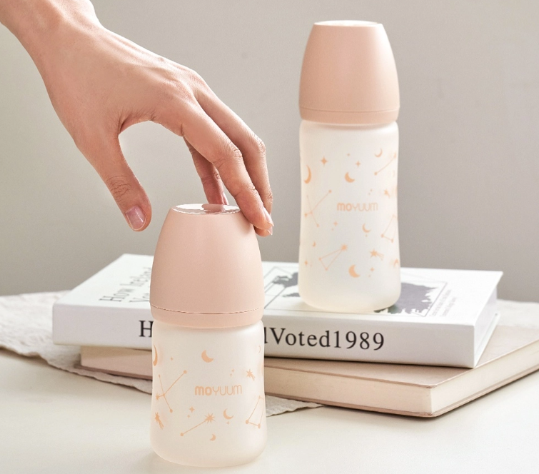  Bình sữa Thủy tinh tráng silicone Moyuum phiên bản Twinkle 
