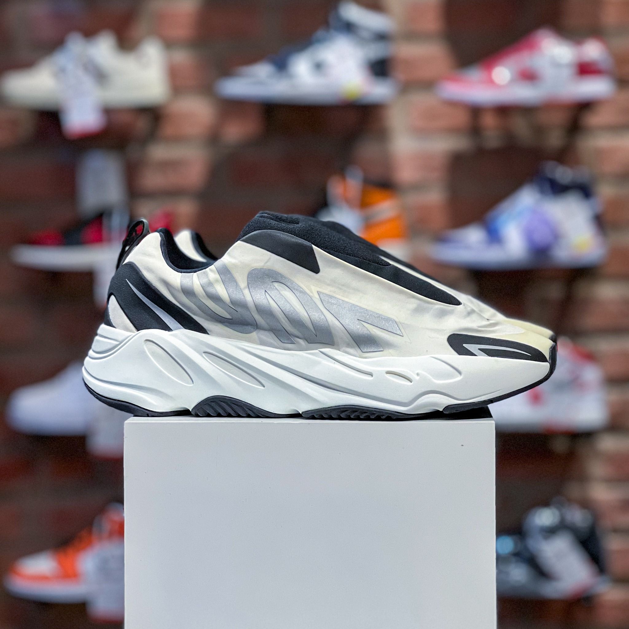 Yeezy 700 MNVN Analog [IG4798]