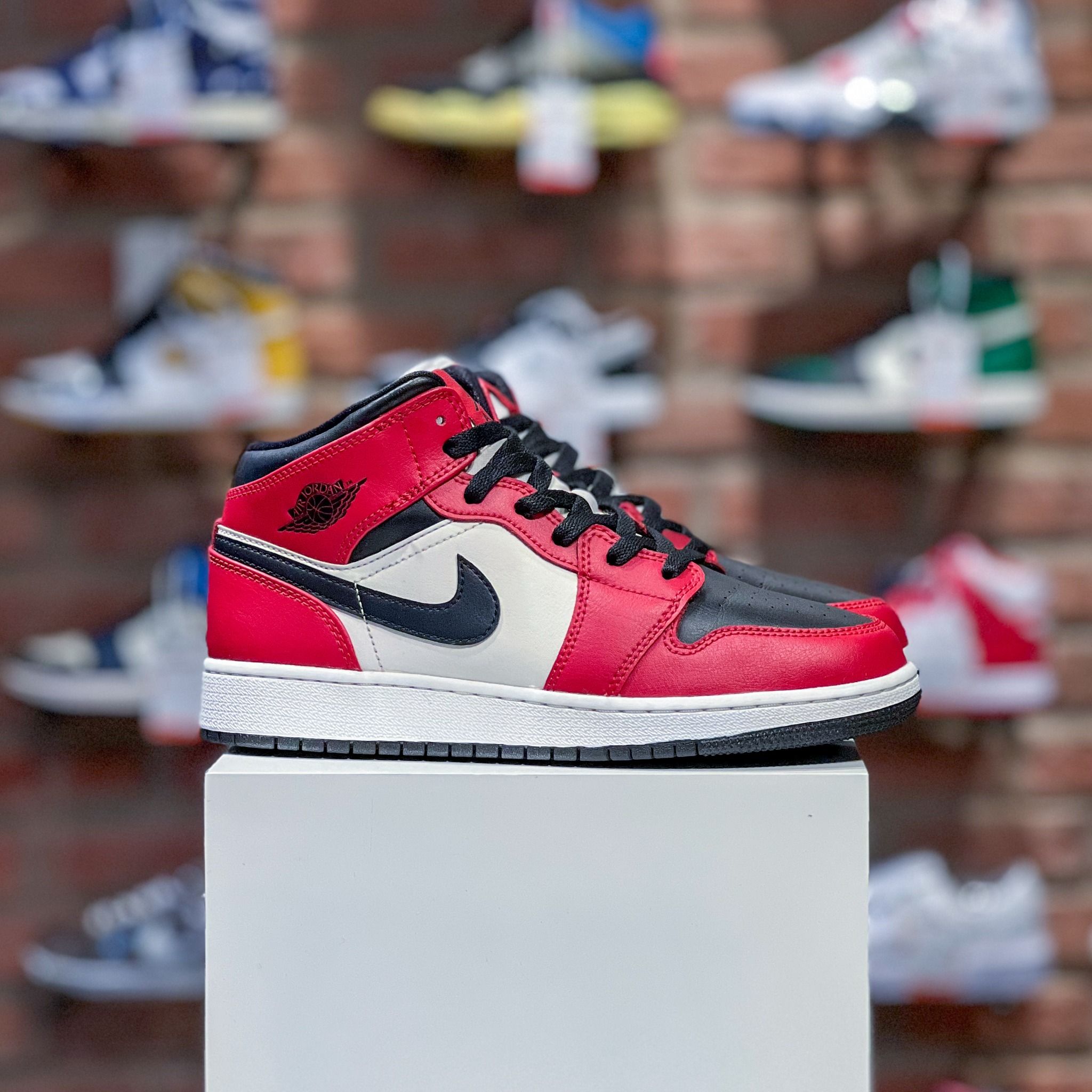 women nike air jordan 1 mid chicago black toe