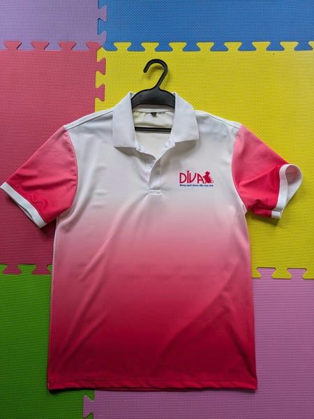  Áo thun Diva (Có cổ, umbra trắng-hồng, ngực trái có logo) 