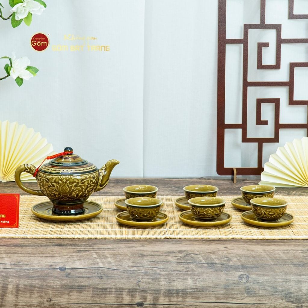 Bộ Ấm Chén Khắc Nổi Hoa Sen Nền Vàng