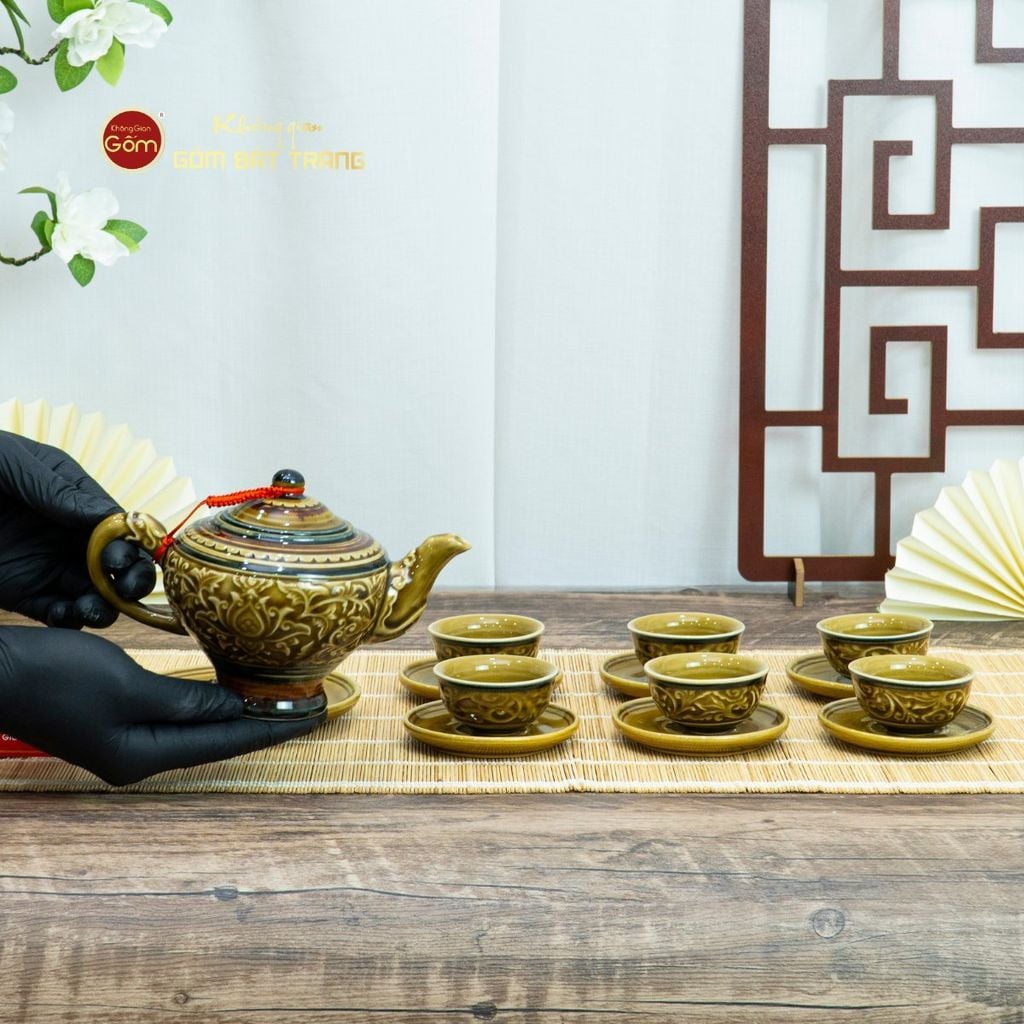 Bộ Ấm Chén Khắc Nổi Hoa Sen Nền Vàng