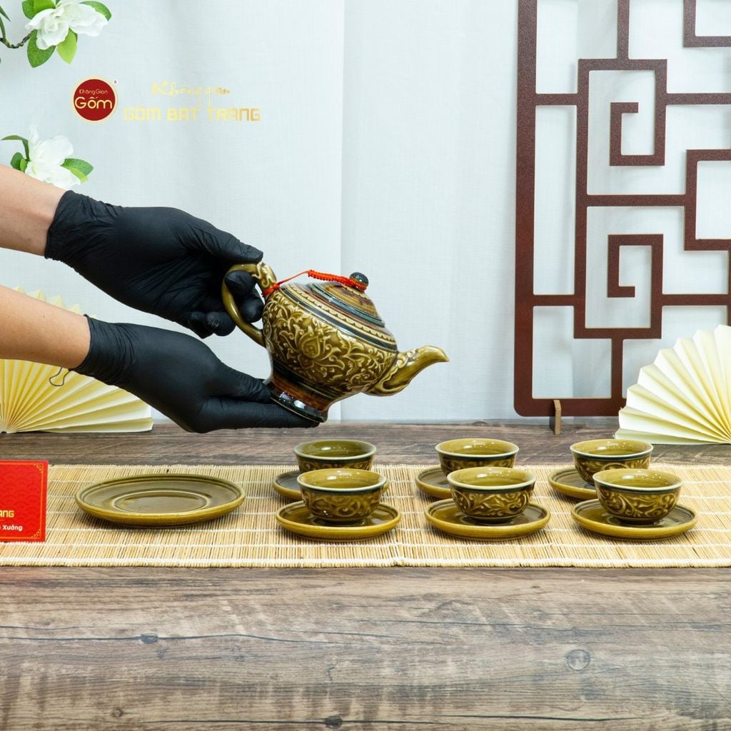 Bộ Ấm Chén Khắc Nổi Hoa Sen Nền Vàng