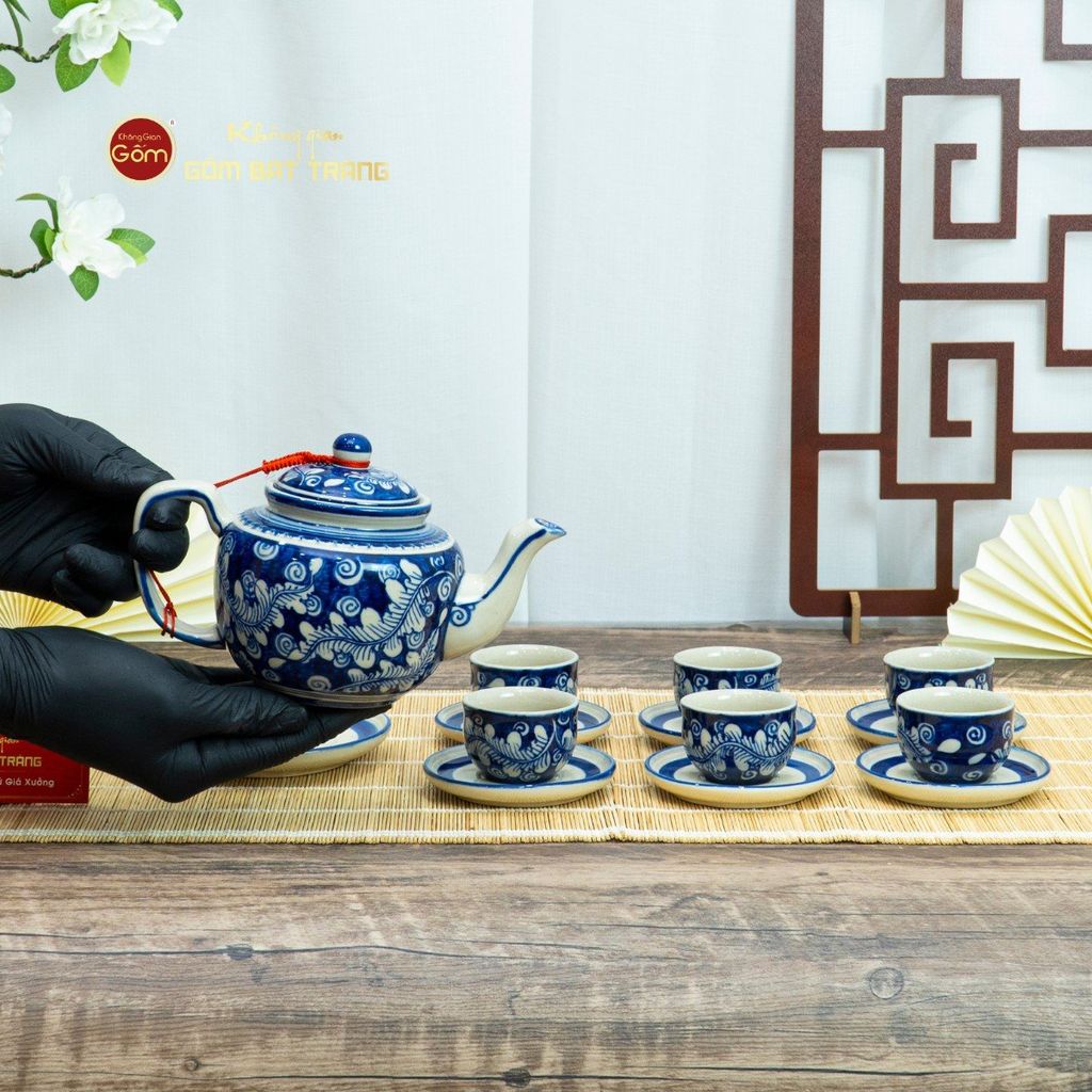 Bộ Ấm Chén Men Lam Vẽ Tay Hoa Lá Dây